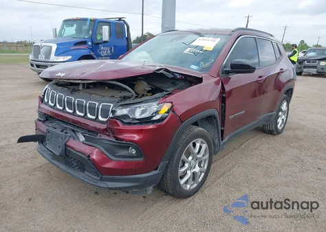 2022 Jeep Compass Latitude Lux 4X4 z USA, uszkodzony, nr VIN 3C4NJDFB4NT109039